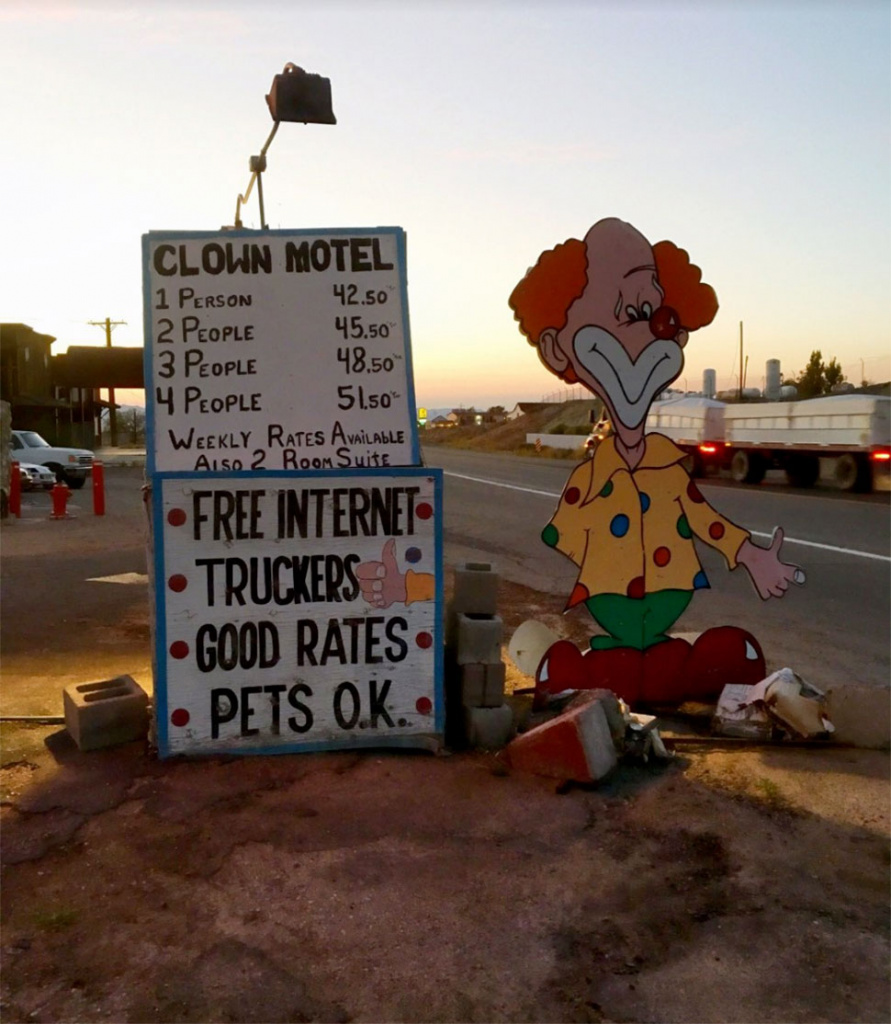 Автобус клоунов. Clown Motel.