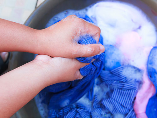 Как стирать плащ руками